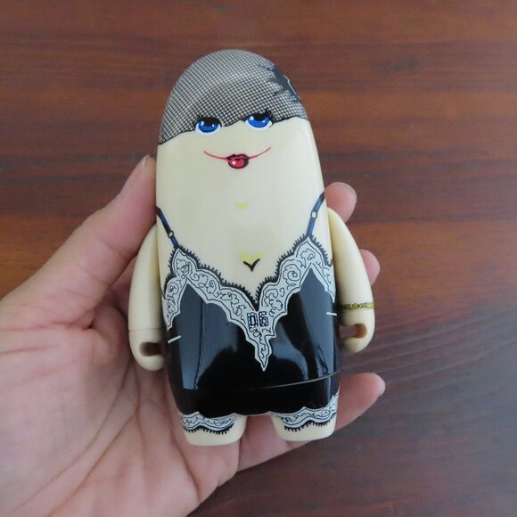 2004 Visionaire Kidrobot Collobration #44 Red Collection Dolce & Gabbana - Picture 1 of 7